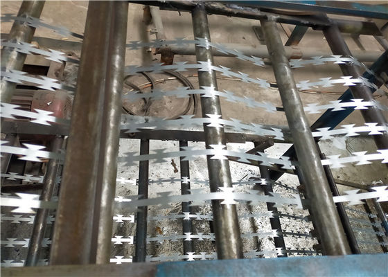 উপকূলীয় অঞ্চলে ব্লেড গ্যালভানাইজড বার্বড ওয়্যার কনসার্টিনা জাল লেশিং